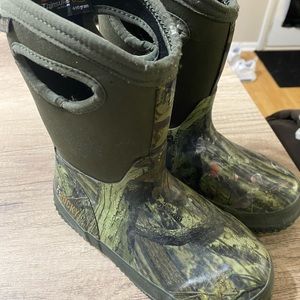 Boys Rocky brand boots size 2 good condition